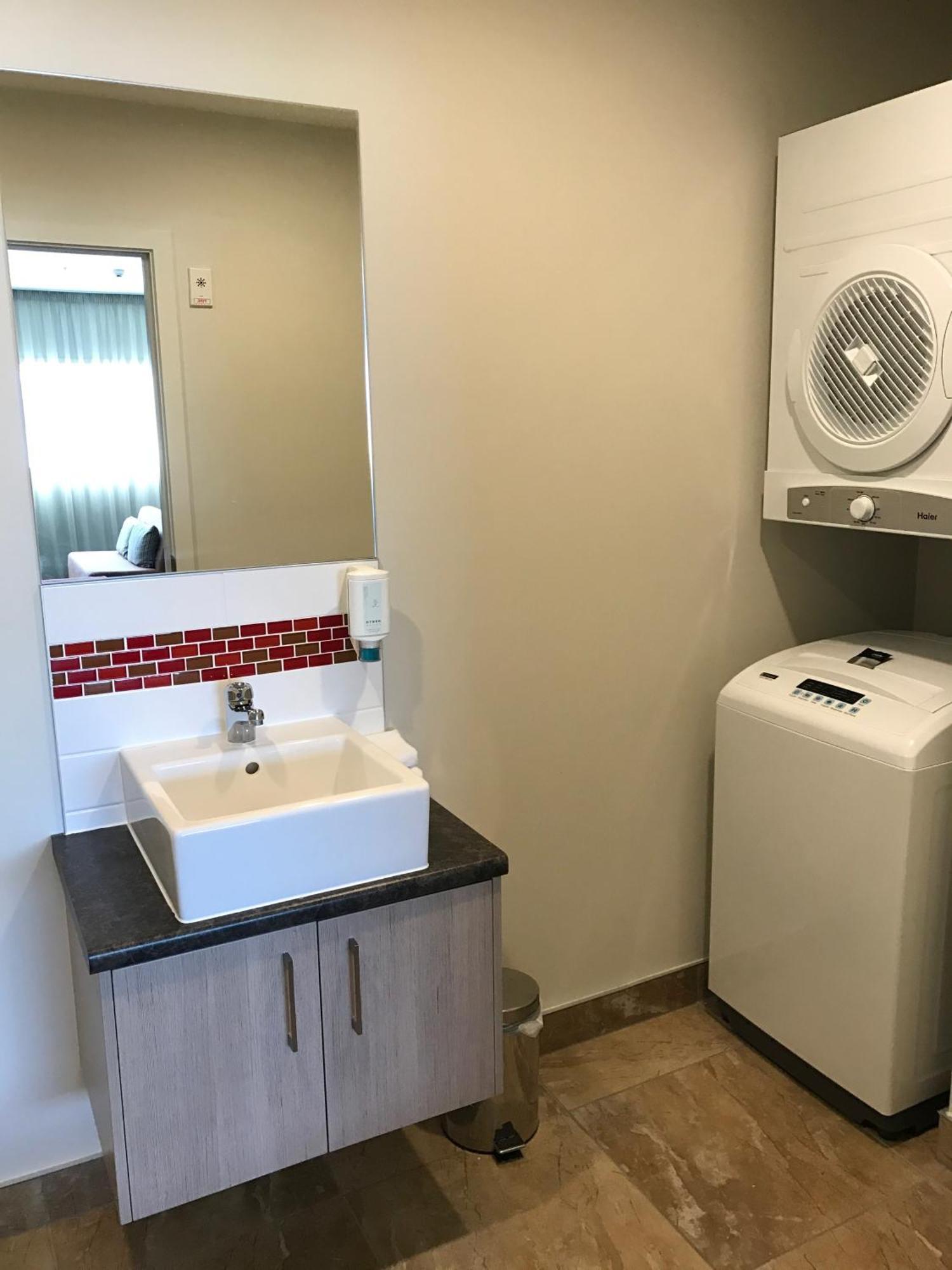 Ramada Suites By Wyndham Christchurch City Экстерьер фото